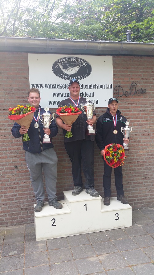 Winnaars met in het midden Frits van Stelelenburg